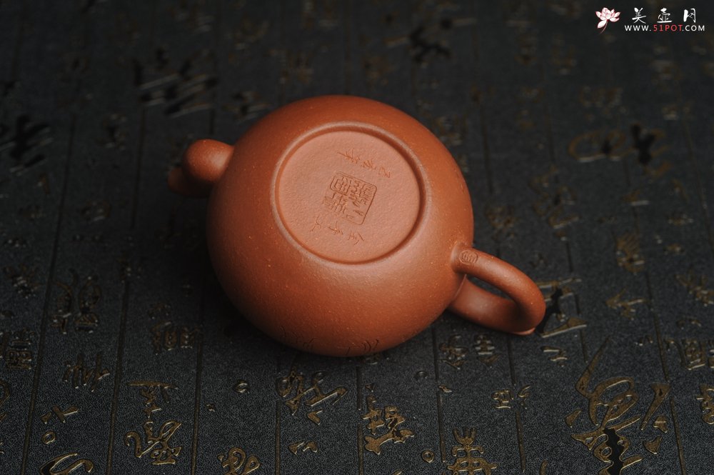 紫砂壶图片：特油润降坡泥 装饰山水 全手工大蕴存心壶 - 宜兴紫砂壶网