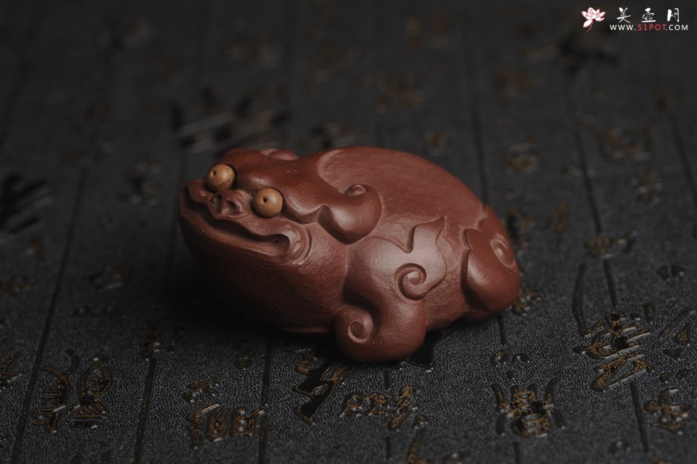 紫砂壶图片：美宠特惠 精工紫泥如意金蟾 长8cm宽6cm高4cm 茶盘尤物 - 宜兴紫砂壶网