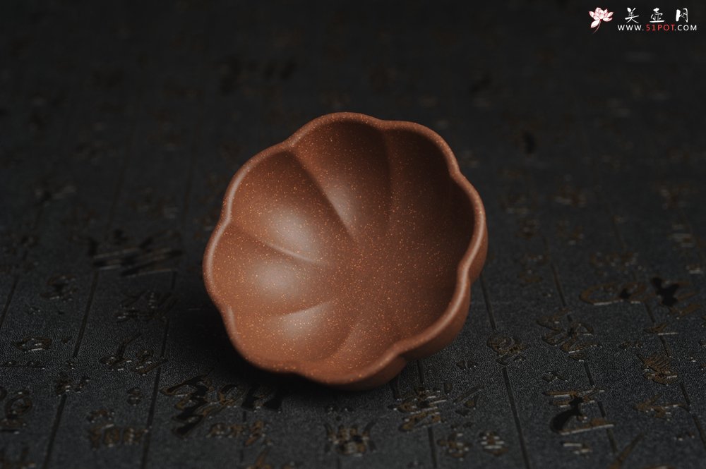 紫砂壶图片：美杯特惠 精致调砂紫泥菱花杯90cc 茶人醉爱 - 宜兴紫砂壶网