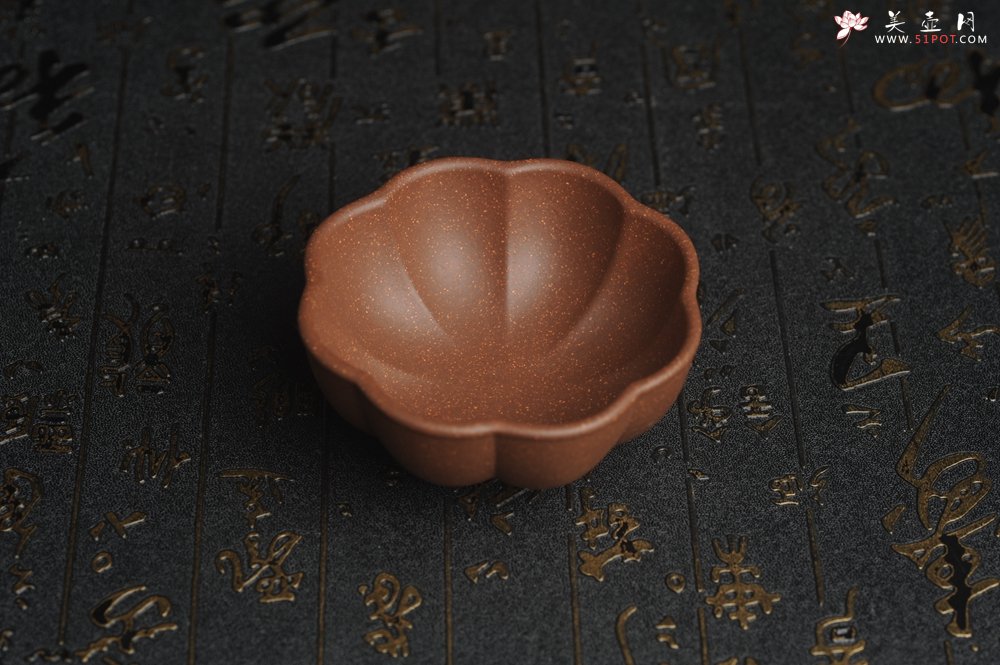 紫砂壶图片：美杯特惠 精致调砂紫泥菱花杯90cc 茶人醉爱 - 宜兴紫砂壶网