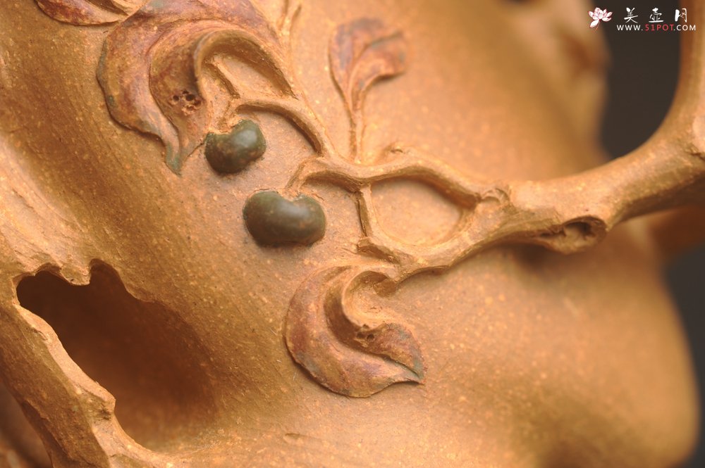 紫砂壶图片：美杯精品特惠 实力演绎全手工老黄段泥松鼠杯 松鼠灵动 贴叶生动 不失为一把好杯 - 宜兴紫砂壶网