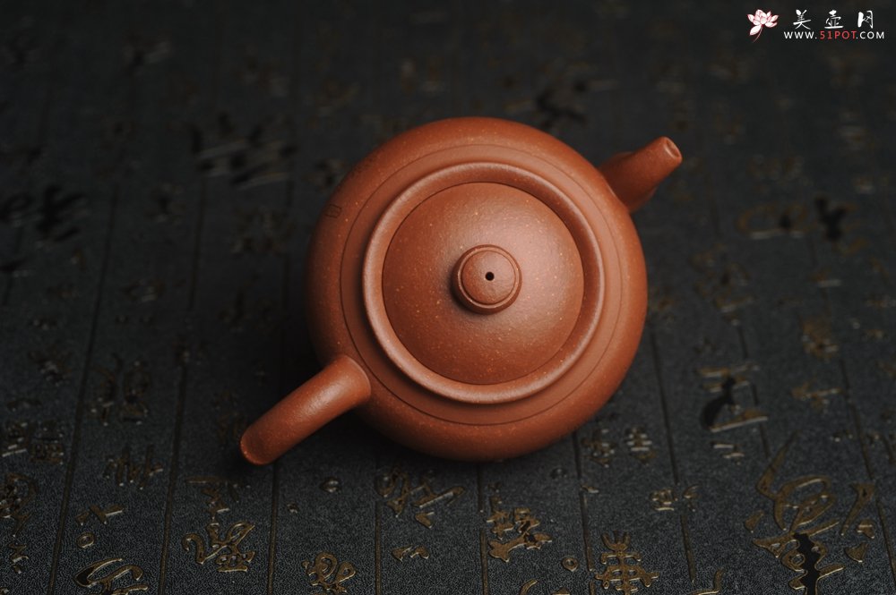 紫砂壶图片：特油润降坡泥 装饰山水 全手工大蕴存心壶 - 宜兴紫砂壶网