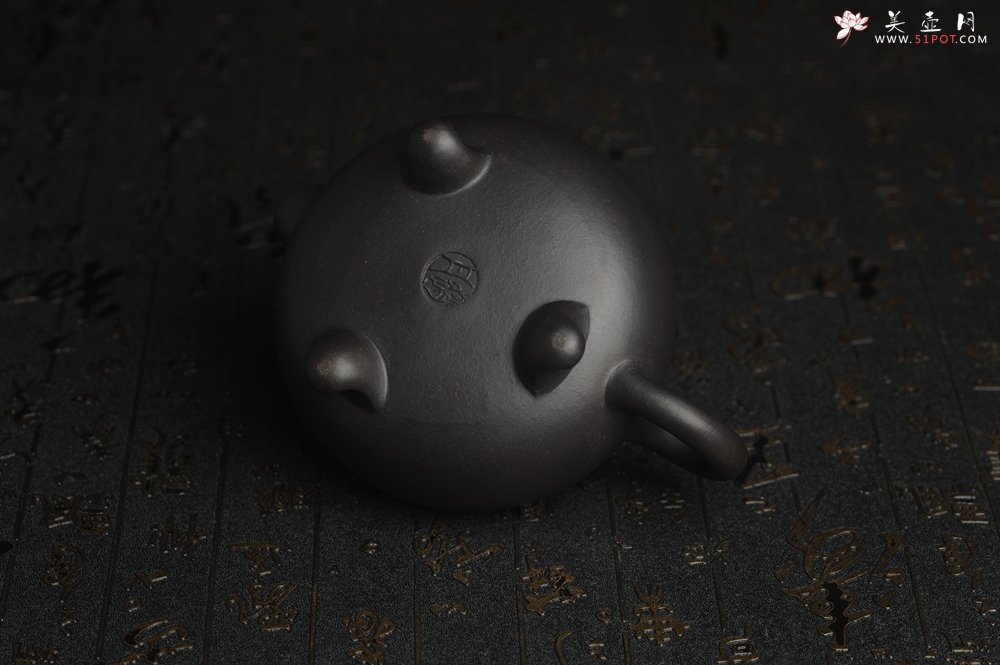 紫砂壶图片：美壶年底特惠 精致优质黑料双龙祥云壶 - 宜兴紫砂壶网