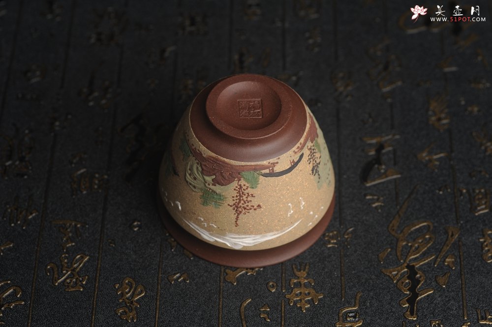 紫砂壶图片：美杯特惠 精致泥绘山水主人杯 茶人醉爱 - 宜兴紫砂壶网