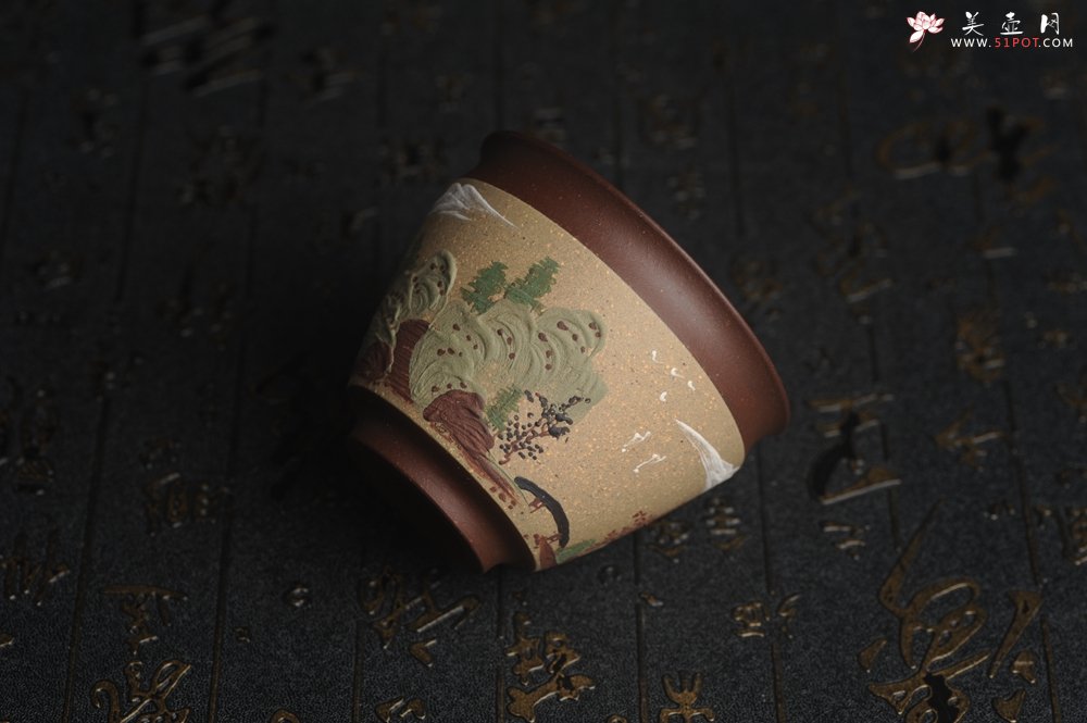 紫砂壶图片：美杯特惠 精致泥绘山水主人杯 茶人醉爱 - 宜兴紫砂壶网