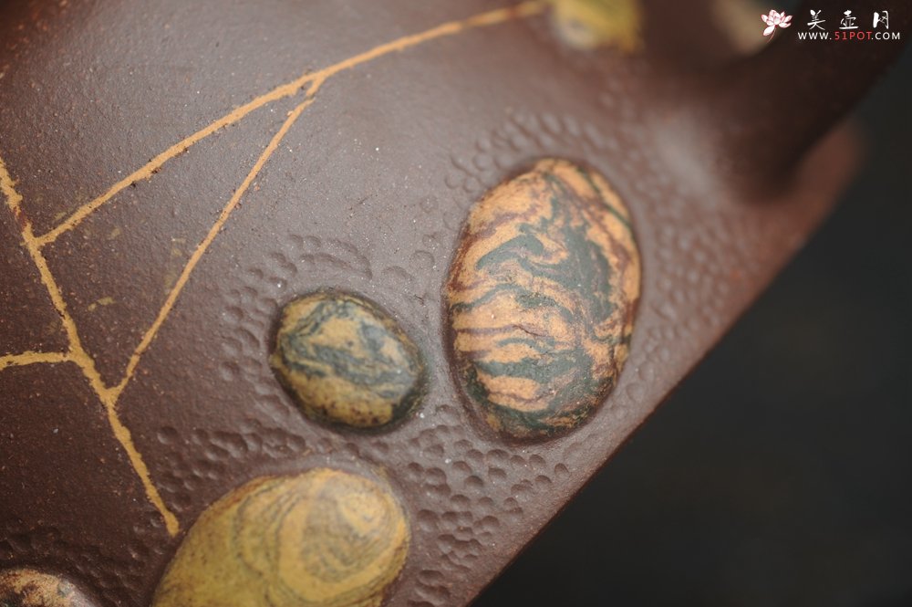 紫砂壶图片：美壶特惠 沈老师年末精工老紫泥冰纹 绞泥紫砂雨花石 井栏套壶 一壶200cc 二杯（每杯88cc） - 宜兴紫砂壶网