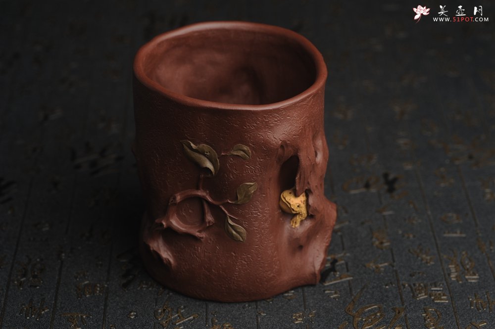 紫砂壶图片：美筒特惠 精致全手工紫泥藏蟾笔筒 高12cm直径10cm 贴叶灵动 金蟾生动 - 宜兴紫砂壶网