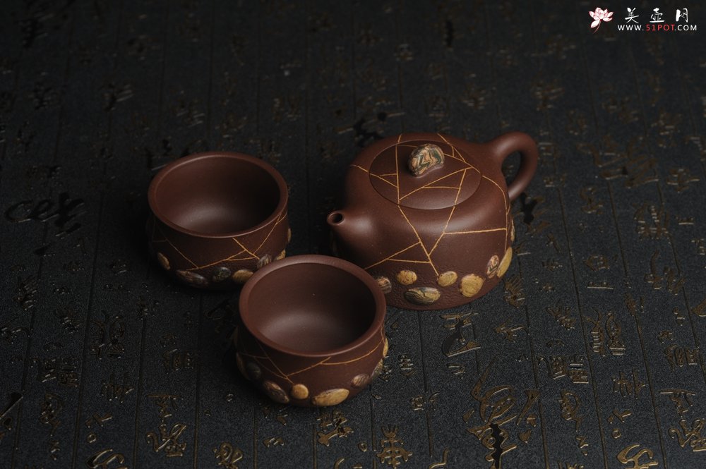 紫砂壶图片：美壶特惠 沈老师年末精工老紫泥冰纹 绞泥紫砂雨花石 井栏套壶 一壶200cc 二杯（每杯88cc） - 宜兴紫砂壶网