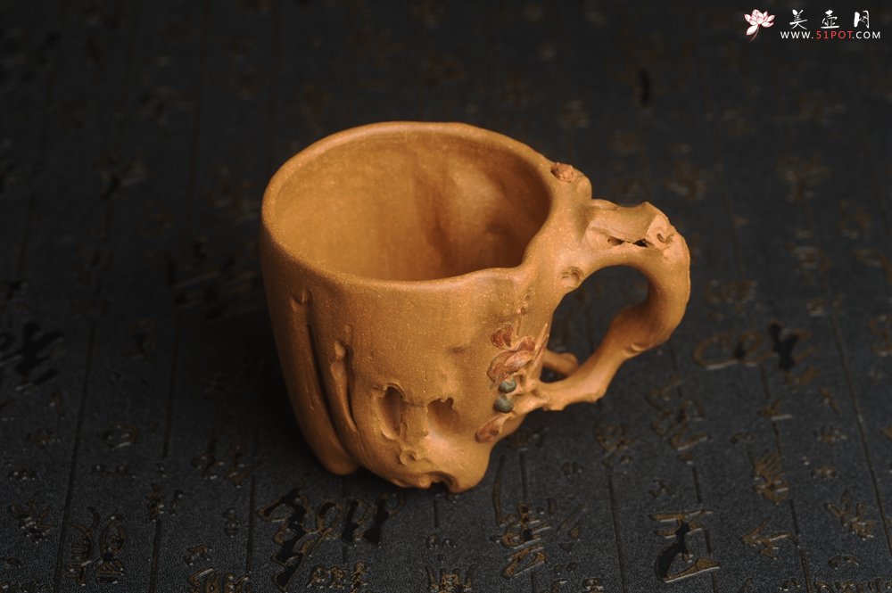 紫砂壶图片：美杯精品特惠 实力演绎全手工老黄段泥松鼠杯 松鼠灵动 贴叶生动 不失为一把好杯 - 宜兴紫砂壶网