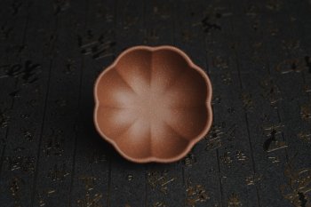 紫砂壶图片：美杯特惠 精致调砂紫泥菱花杯90cc 茶人醉爱 - 宜兴紫砂壶网