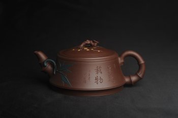 紫砂壶图片：美壶年底特惠 精品松竹梅紫砂壶 厚德载物 - 宜兴紫砂壶网