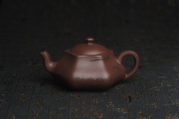 紫砂壶图片：美壶特惠 精致老紫泥六方福缘壶 茶人醉爱 - 宜兴紫砂壶网