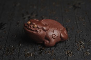 紫砂壶图片：美宠特惠 精工紫泥如意金蟾 长8cm宽6cm高4cm 茶盘尤物 - 宜兴紫砂壶网