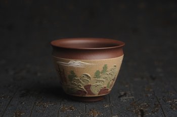 紫砂壶图片：美杯特惠 精致泥绘山水主人杯 茶人醉爱 - 宜兴紫砂壶网