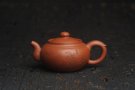 紫砂壶图片：特油润降坡泥 装饰山水 全手工大蕴存心壶 - 宜兴紫砂壶网