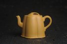 紫砂壶图片：美壶特惠 精致黄金段泥井泉壶 茶壶 茶人醉爱 - 宜兴紫砂壶网