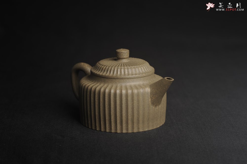 紫砂壶图片：美壶特惠 精致青段剑流德中壶 茶人醉爱 - 宜兴紫砂壶网