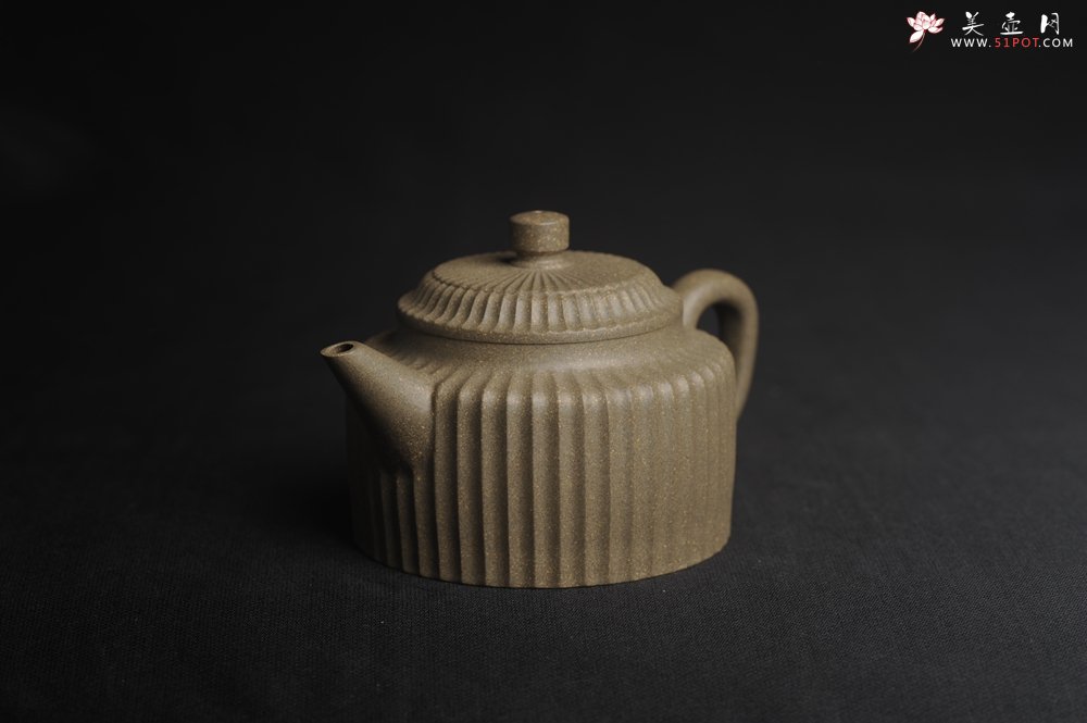 紫砂壶图片：美壶特惠 精致青段剑流德中壶 茶人醉爱 - 宜兴紫砂壶网