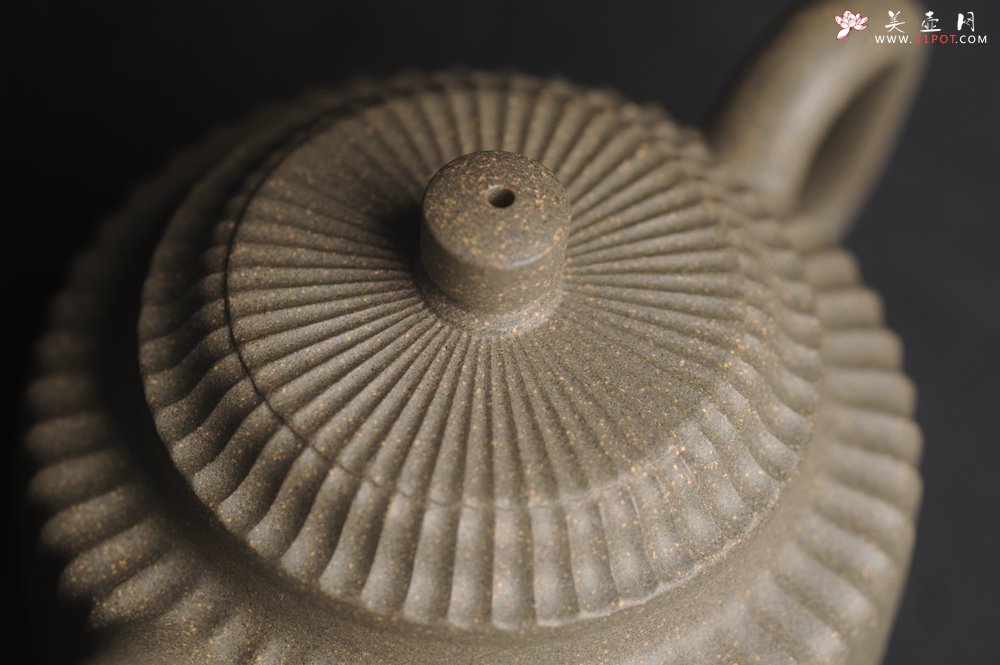 紫砂壶图片：美壶特惠 精致青段剑流德中壶 茶人醉爱 - 宜兴紫砂壶网