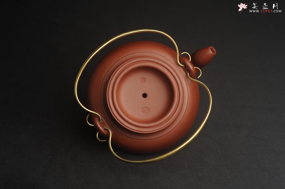 紫砂壶图片：潜力股周小培全手工老清水泥蛋包提梁壶 特实用 - 宜兴紫砂壶网