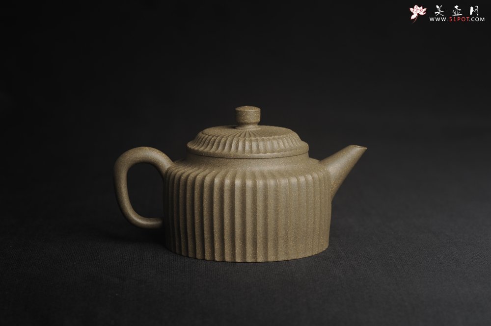 紫砂壶图片：美壶特惠 精致青段剑流德中壶 茶人醉爱 - 宜兴紫砂壶网