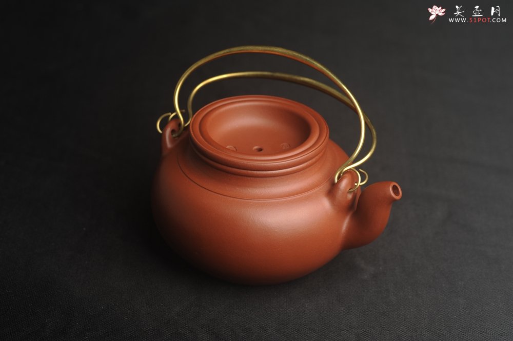 紫砂壶图片：潜力股周小培全手工老清水泥蛋包提梁壶 特实用 - 宜兴紫砂壶网