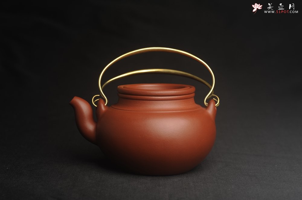 紫砂壶图片：潜力股周小培全手工老清水泥蛋包提梁壶 特实用 - 宜兴紫砂壶网