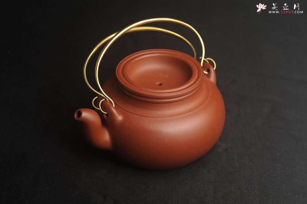紫砂壶图片：潜力股周小培全手工老清水泥蛋包提梁壶 特实用 - 宜兴紫砂壶网