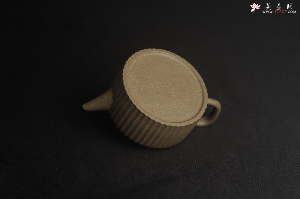 紫砂壶图片：美壶特惠 精致青段剑流德中壶 茶人醉爱 - 宜兴紫砂壶网