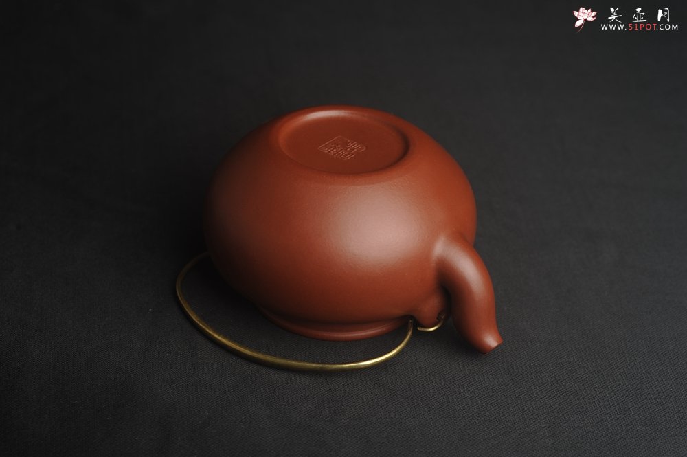 紫砂壶图片：潜力股周小培全手工老清水泥蛋包提梁壶 特实用 - 宜兴紫砂壶网