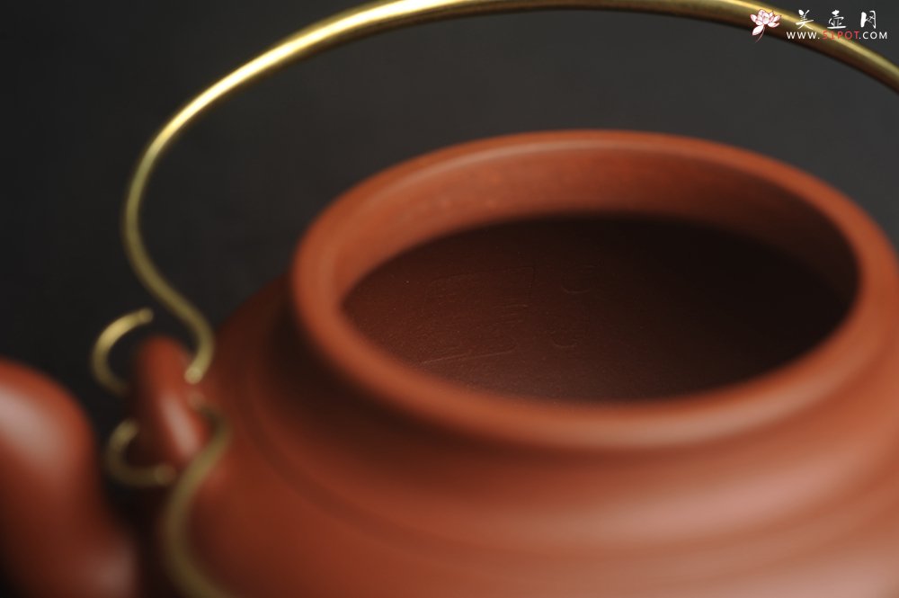 紫砂壶图片：潜力股周小培全手工老清水泥蛋包提梁壶 特实用 - 宜兴紫砂壶网