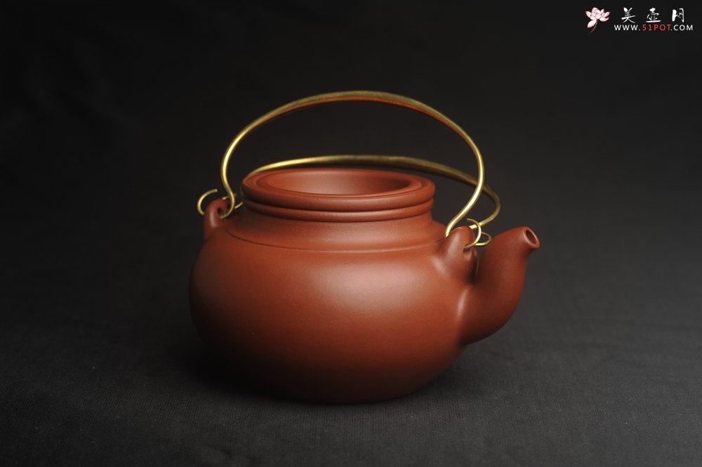 紫砂壶图片：潜力股周小培全手工老清水泥蛋包提梁壶 特实用 - 宜兴紫砂壶网