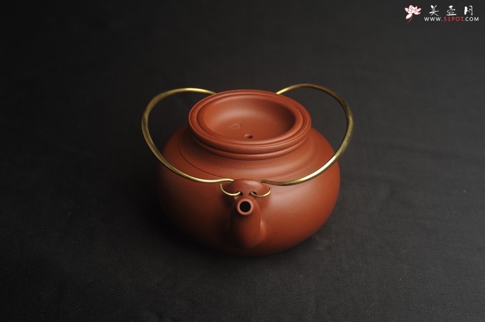 紫砂壶图片：潜力股周小培全手工老清水泥蛋包提梁壶 特实用 - 宜兴紫砂壶网