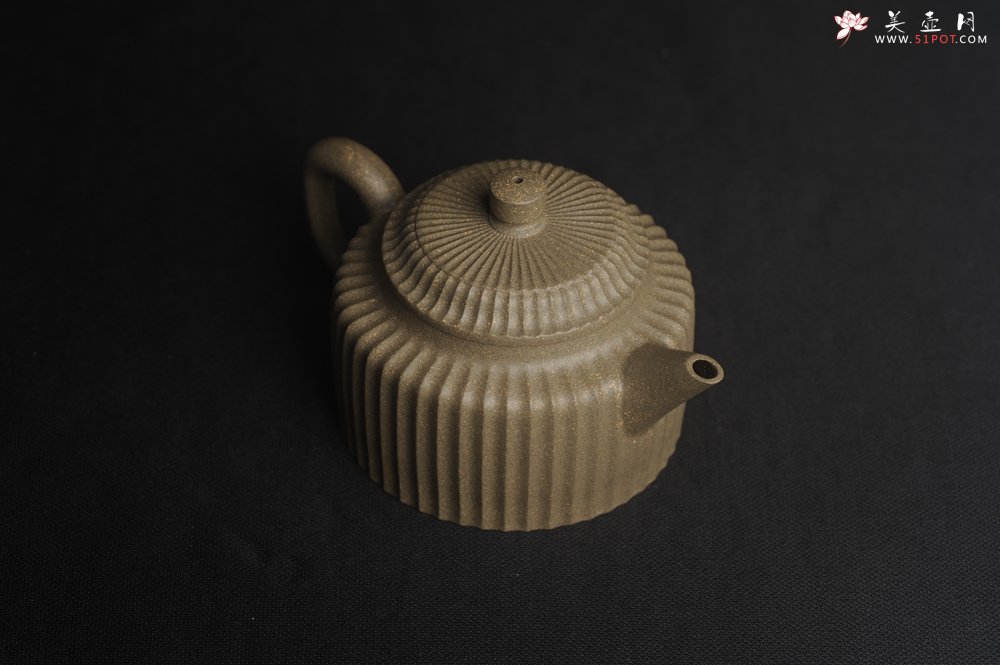 紫砂壶图片：美壶特惠 精致青段剑流德中壶 茶人醉爱 - 宜兴紫砂壶网