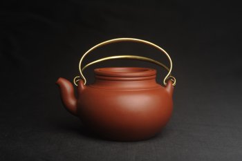 紫砂壶图片：潜力股周小培全手工老清水泥蛋包提梁壶 特实用 - 宜兴紫砂壶网