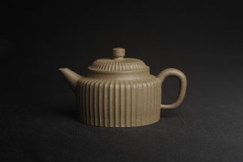 紫砂壶图片：美壶特惠 精致青段剑流德中壶 茶人醉爱 - 宜兴紫砂壶网