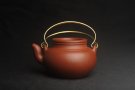 紫砂壶图片：潜力股周小培全手工老清水泥蛋包提梁壶 特实用 - 宜兴紫砂壶网