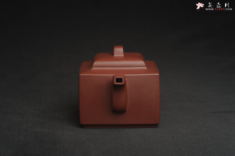 紫砂壶图片：全手工优质紫红泥精致亚明四方壶 装饰养神图 特文气 - 宜兴紫砂壶网