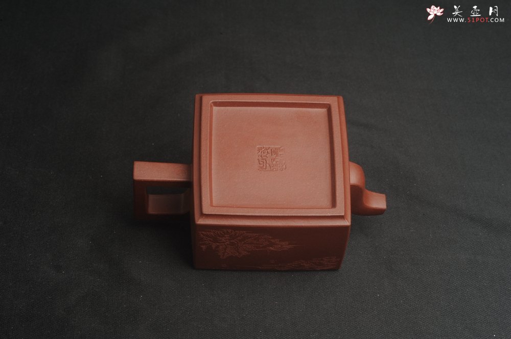 紫砂壶图片：全手工优质紫红泥精致亚明四方壶 装饰山水图 特文气 - 宜兴紫砂壶网