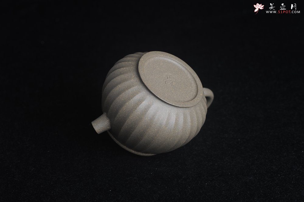 紫砂壶图片：美壶特惠 精致青段筋纹矮巨轮壶 - 宜兴紫砂壶网