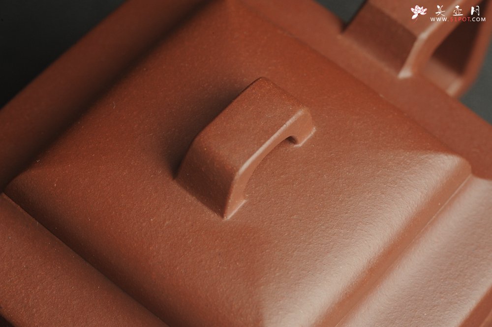 紫砂壶图片：全手工优质紫红泥精致亚明四方壶 装饰养神图 特文气 - 宜兴紫砂壶网