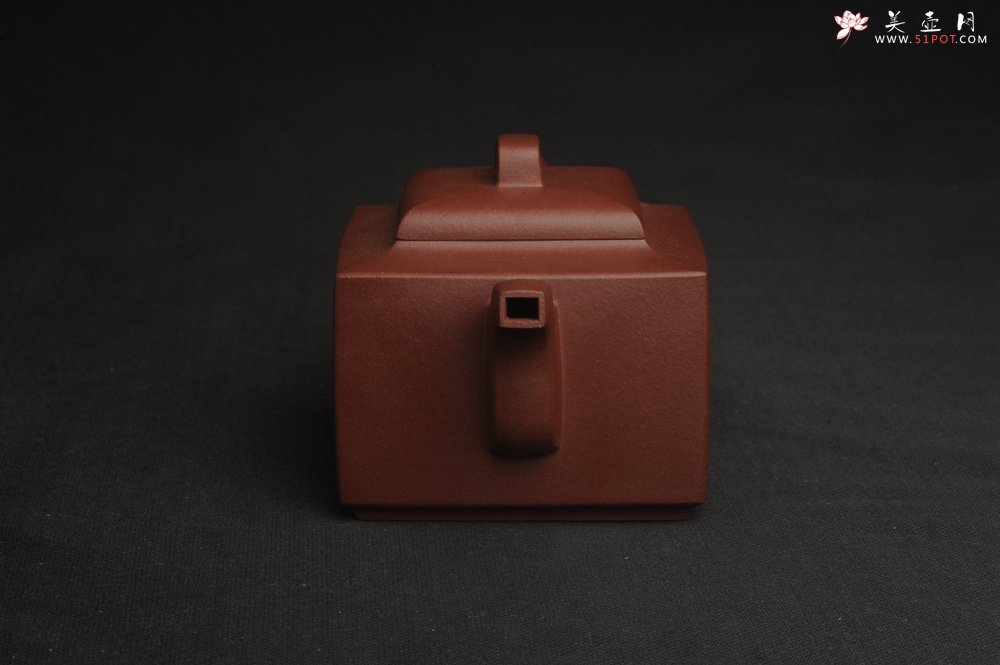 紫砂壶图片：全手工优质紫红泥精致亚明四方壶 装饰山水图 特文气 - 宜兴紫砂壶网