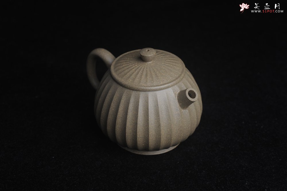 紫砂壶图片：美壶特惠 精致青段筋纹矮巨轮壶 - 宜兴紫砂壶网