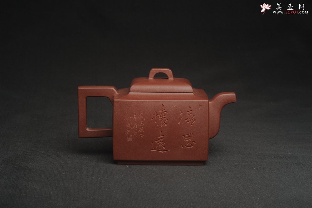 紫砂壶图片：全手工优质紫红泥精致亚明四方壶 装饰山水图 特文气 - 宜兴紫砂壶网