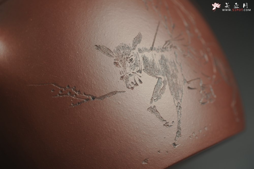 紫砂壶图片：,美壶特惠 超精致老紫泥秦权壶 装饰老子出关图 特文气 不输2000元做工 - 宜兴紫砂壶网