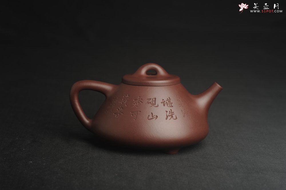 紫砂壶图片：油润底曹青 全手工特好子冶石瓢 强强联合工艺师刘彦飞装饰山水图 特文气 - 宜兴紫砂壶网