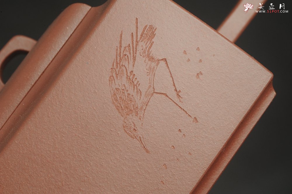 紫砂壶图片：全手工优质紫红泥精致亚明四方壶 装饰养神图 特文气 - 宜兴紫砂壶网