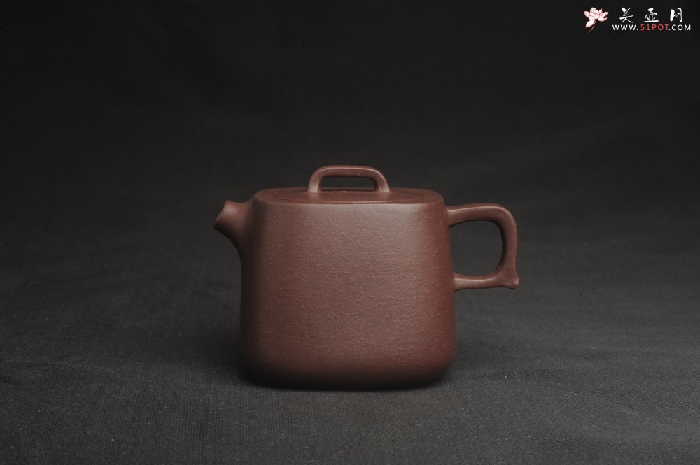 紫砂壶图片：美壶特惠  精致紫泥四方套壶180cc 杯子50cc 一壶二杯 - 宜兴紫砂壶网