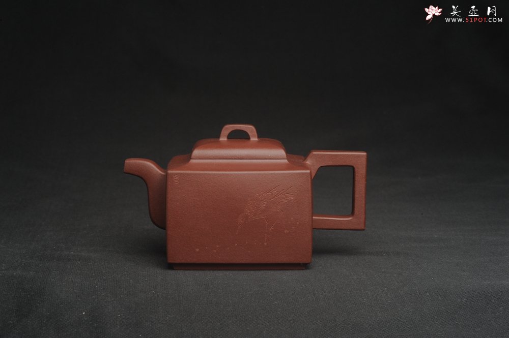 紫砂壶图片：全手工优质紫红泥精致亚明四方壶 装饰养神图 特文气 - 宜兴紫砂壶网