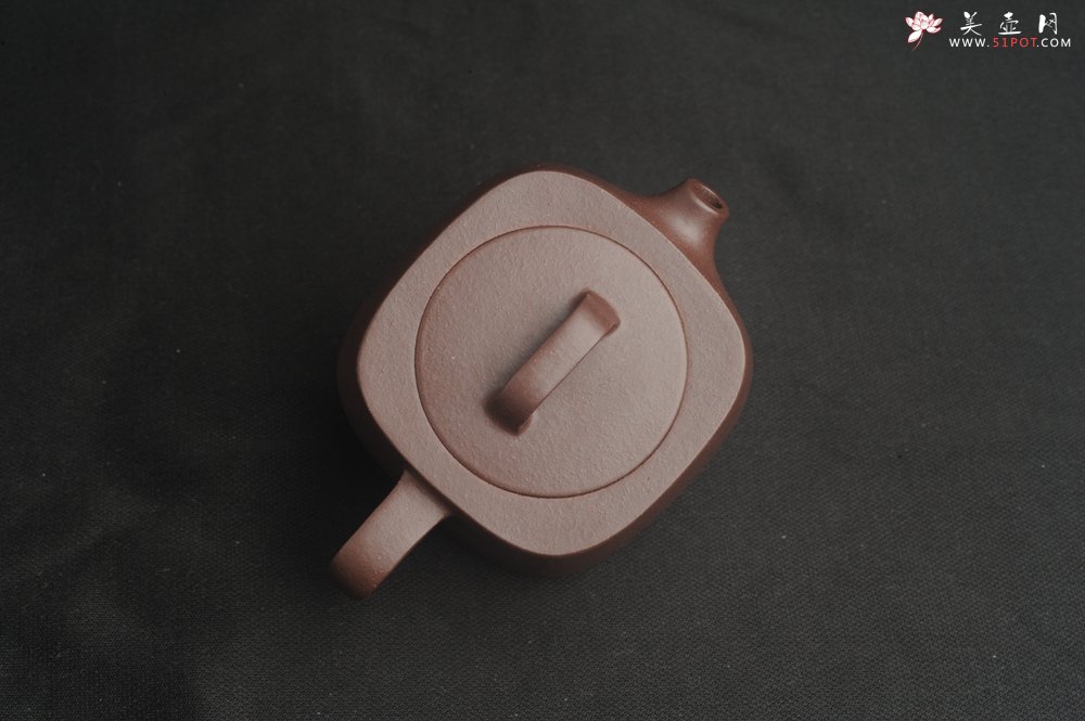 紫砂壶图片：美壶特惠  精致紫泥四方套壶180cc 杯子50cc 一壶二杯 - 宜兴紫砂壶网